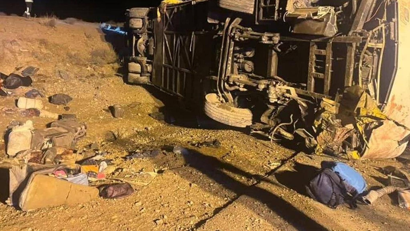 Пътнически автобус се преобърна на магистрала в централен Иран убивайки