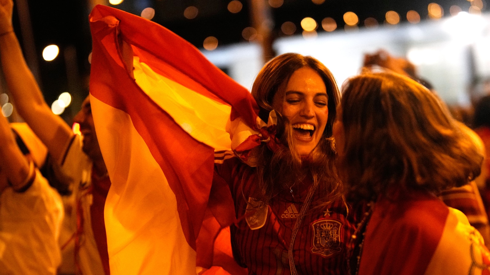يعود أبطال كأس العالم في إسبانيا إلى وطنهم لاستقبال ملكي واستعراض عبر مدريد