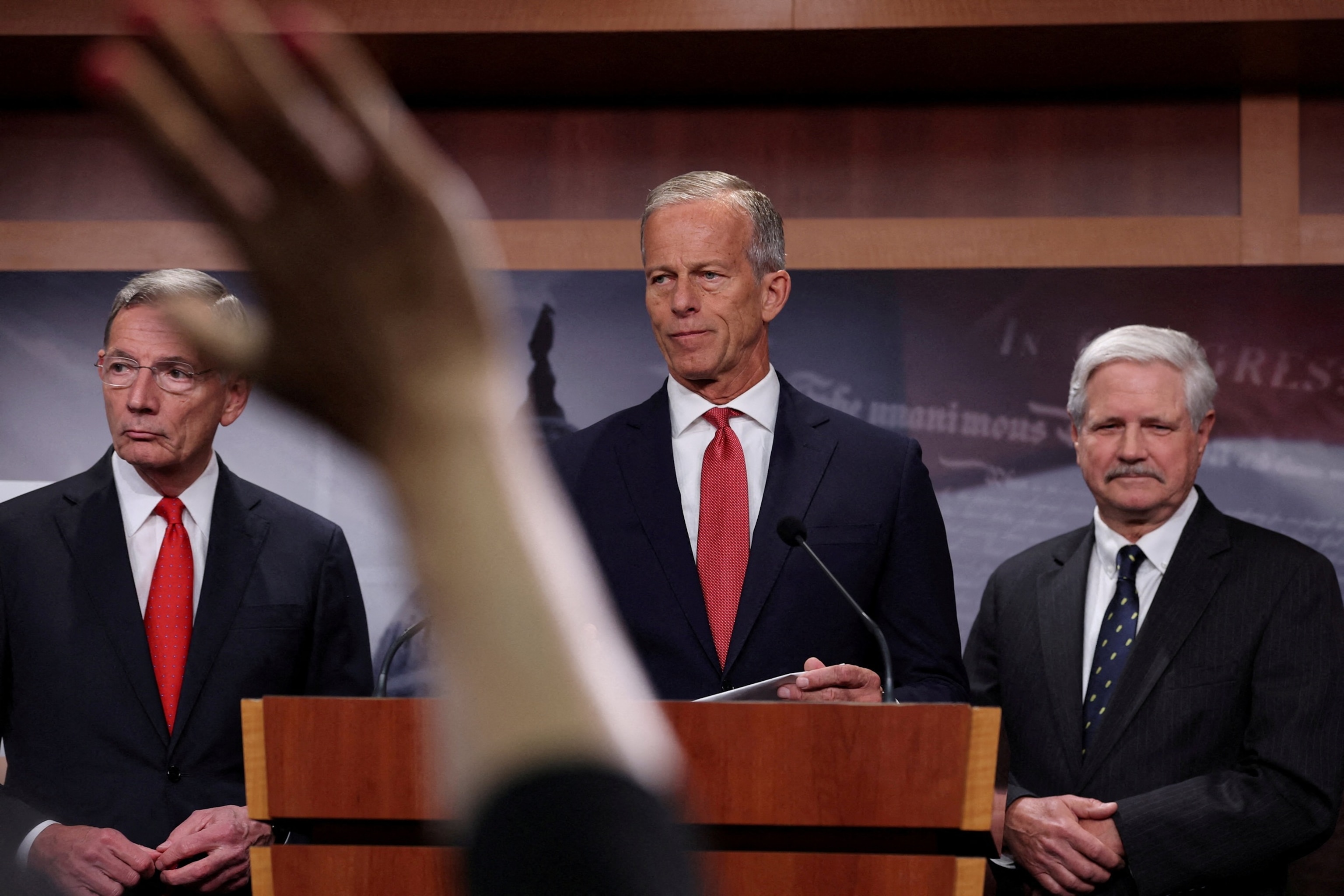 Foto: Líder de la mayoría del Senado de los Estados Unidos John Tun (R-SD), el senador estadounidense John Barasso (R-Y) y el senador estadounidense John Hoven (R-ND) Washington, DC, EE. UU., 30 de septiembre, celebraron una conferencia de prensa Capital Hill. 