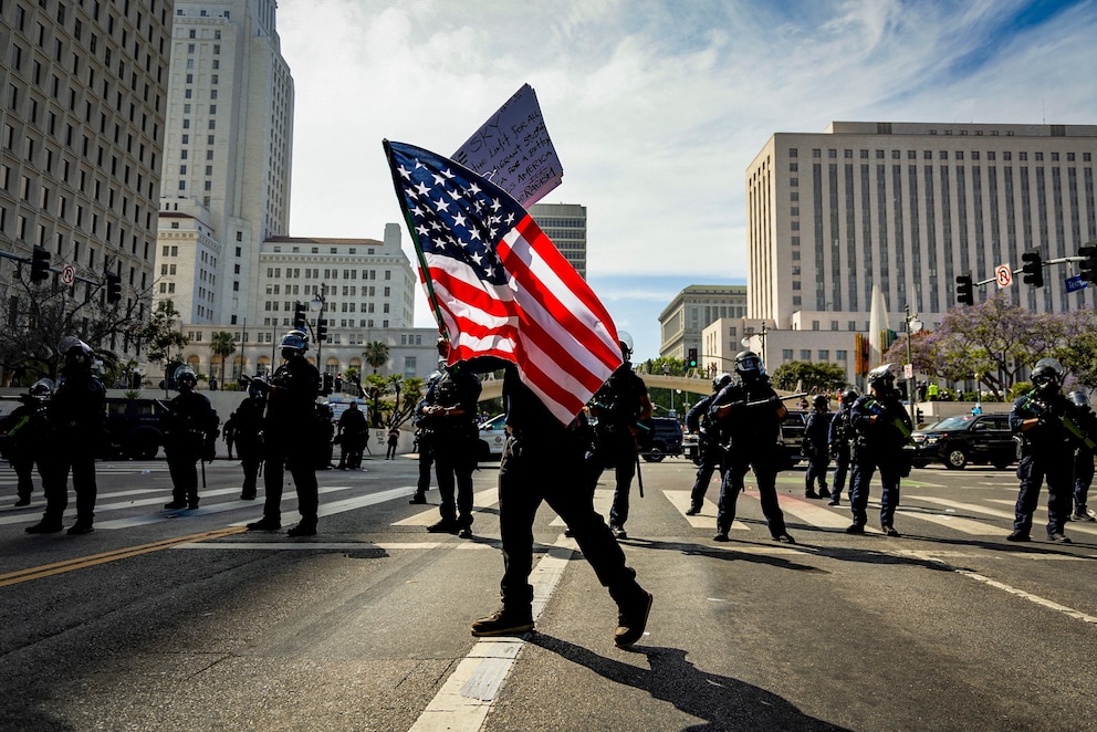 PHOTO: Los-Angeles-ICE-Protest