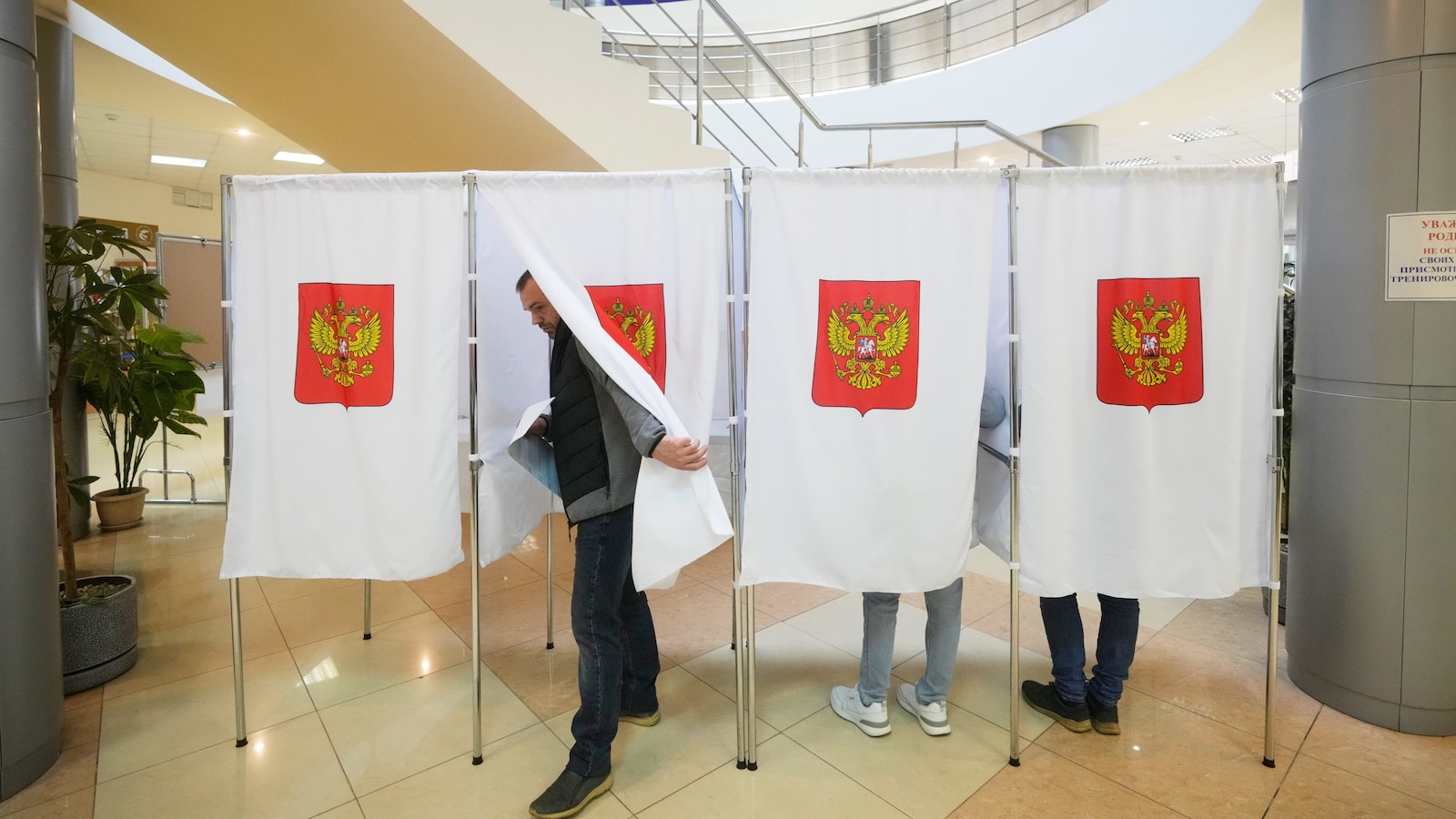Russian election observer loses consciousness during arrest by police, opposition party says