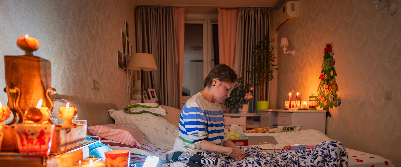 Замръзнали и на тъмно жителите на Киев са блокирани в многобройни блокове, докато Русия атакува електроенергийната система