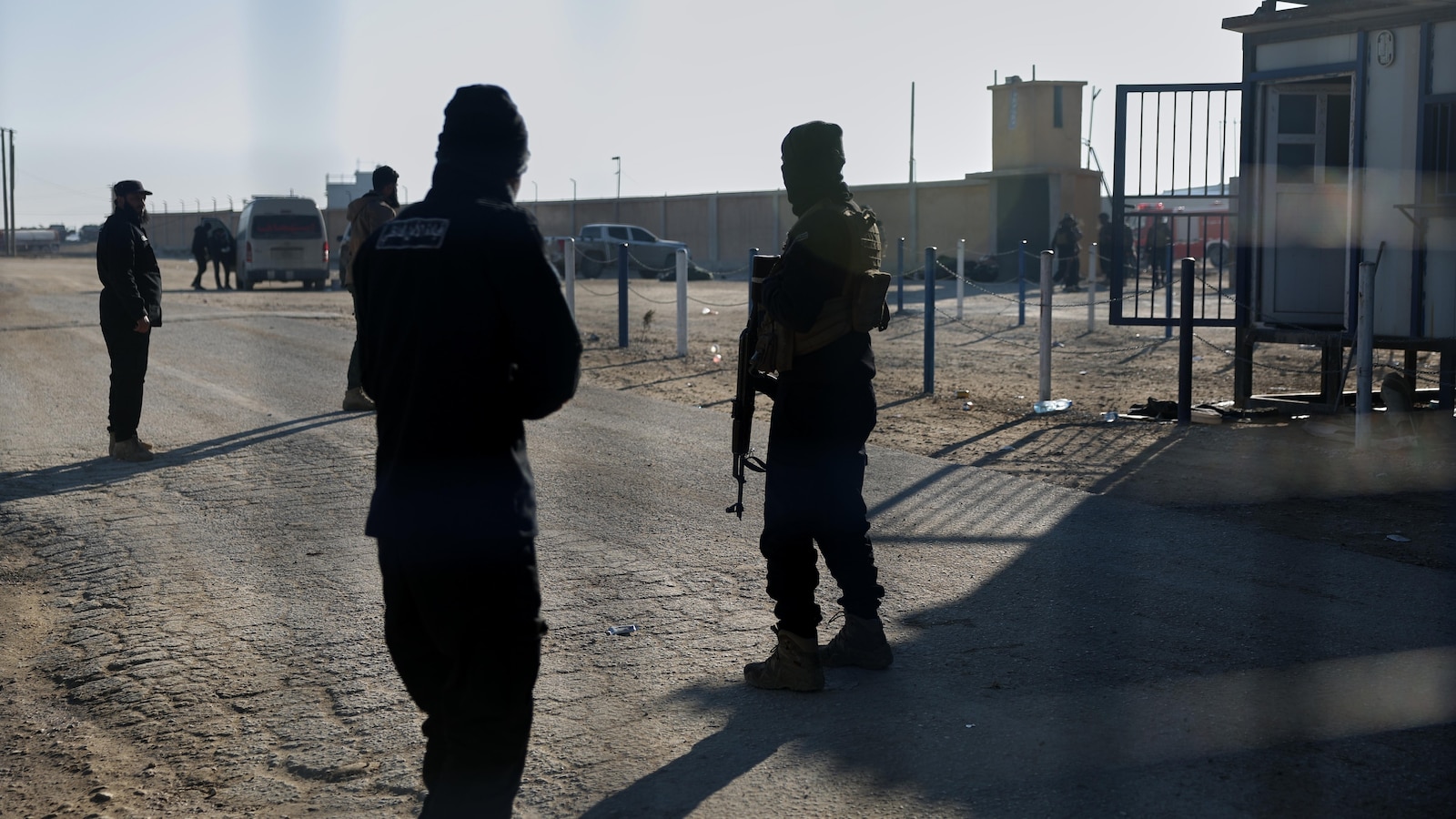 Сирийското правителство поема контрола над лагера, в който са настанени хиляди, свързани с групировката 