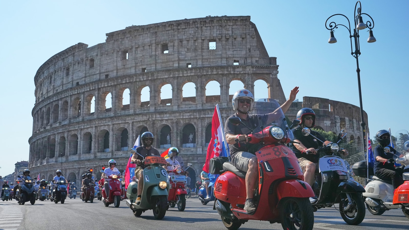 Флотия от Vespa препълва историческия център на Рим, за да отбележи 80 години от емблематичния скутер