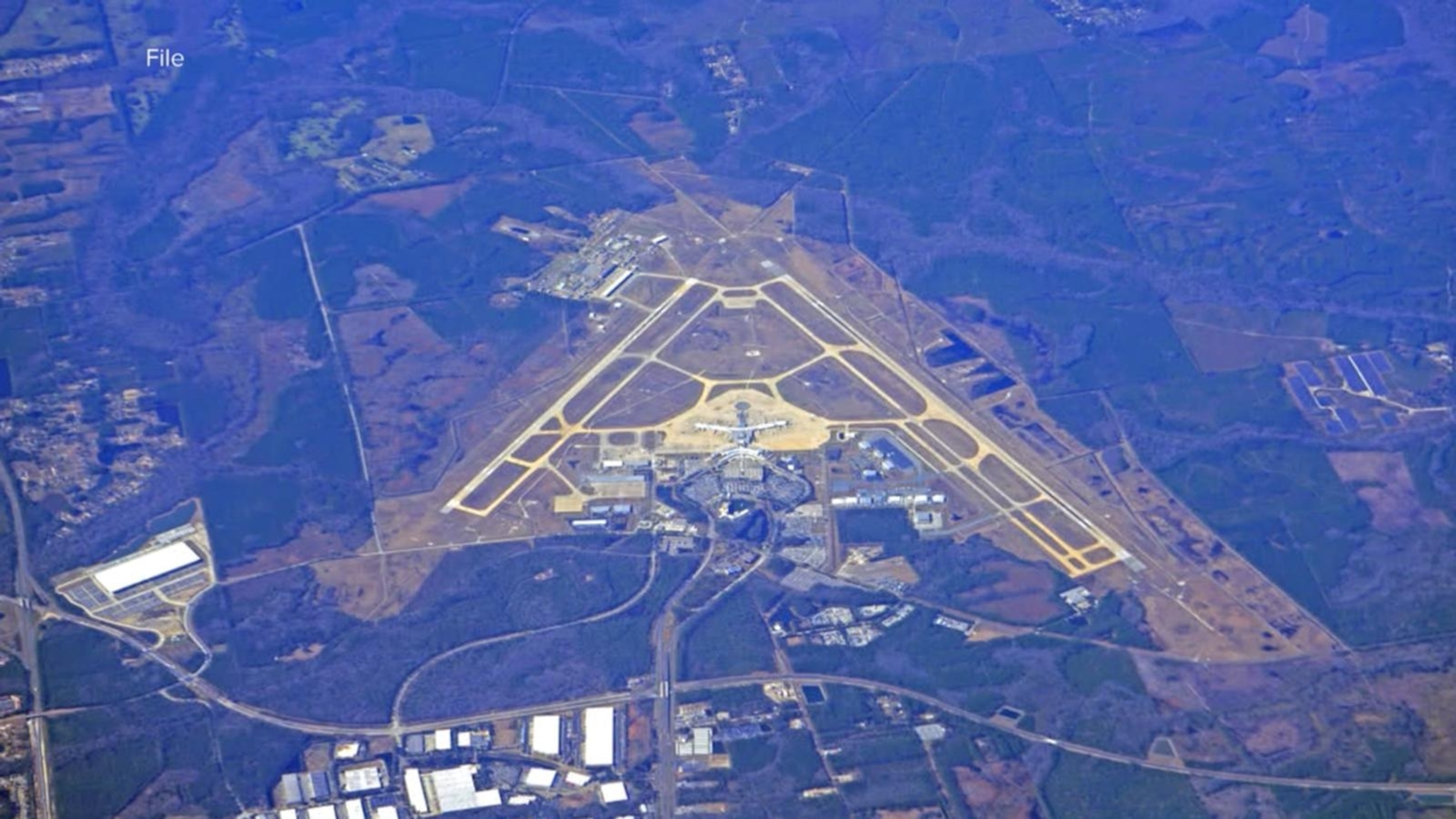 アート・デザイン・音楽 Aerial Observations on Airports Tom Hegen Aerial Observations on Airports ARTBOOK | D.A.P.