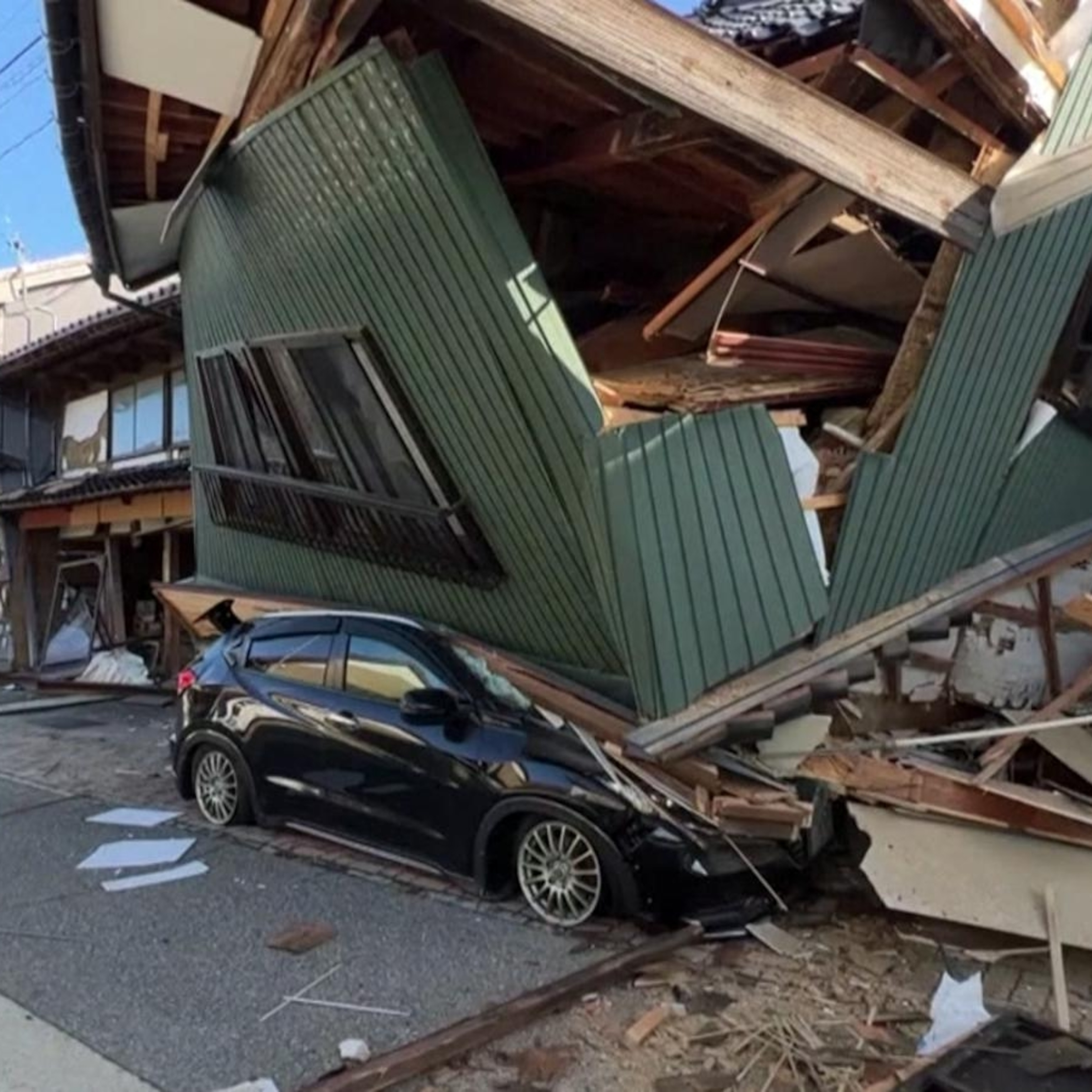 Video 7.6 magnitude earthquake hits Japan's coast - ABC News