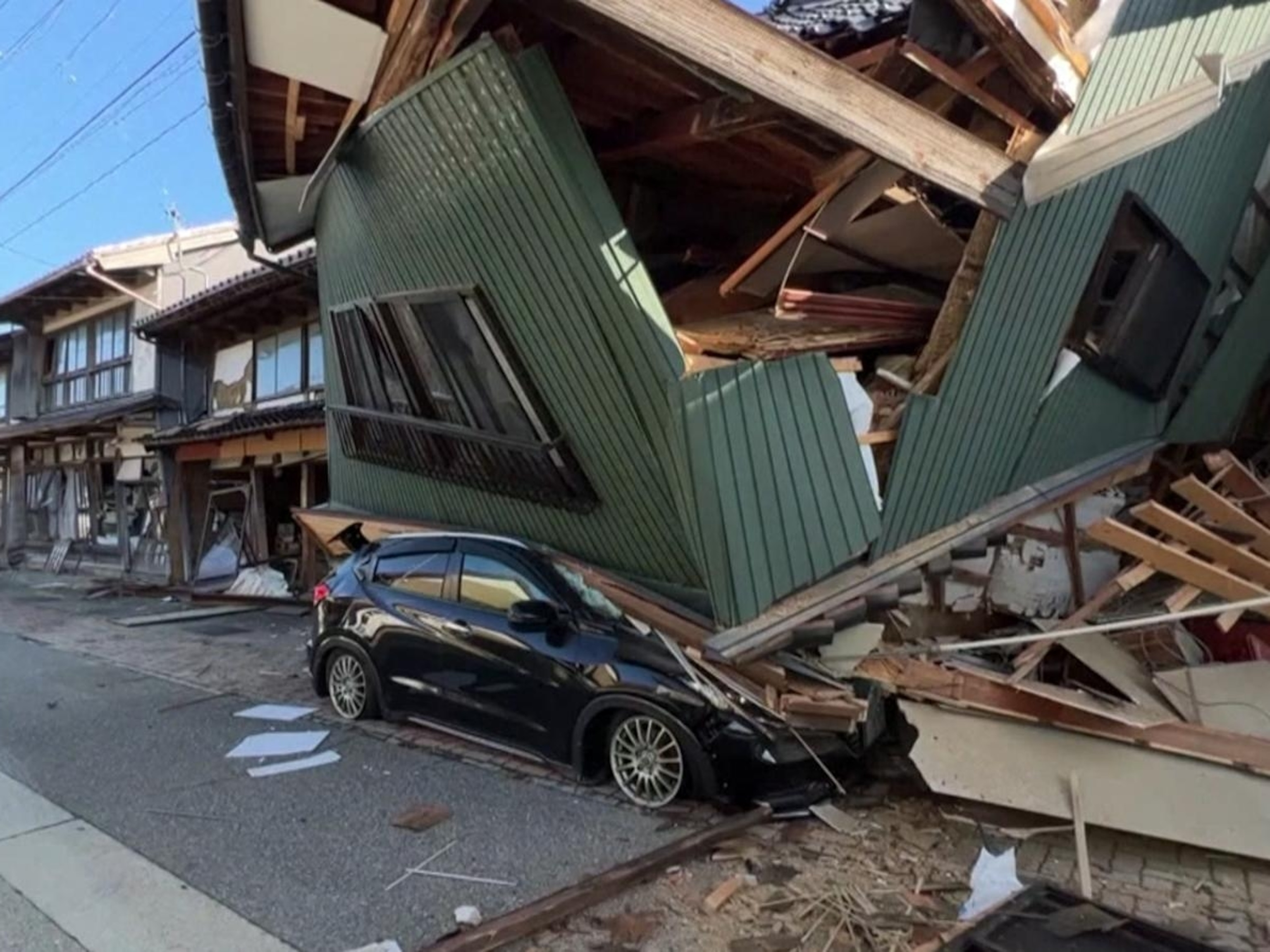 Video 7.6 magnitude earthquake hits Japan's coast - ABC News