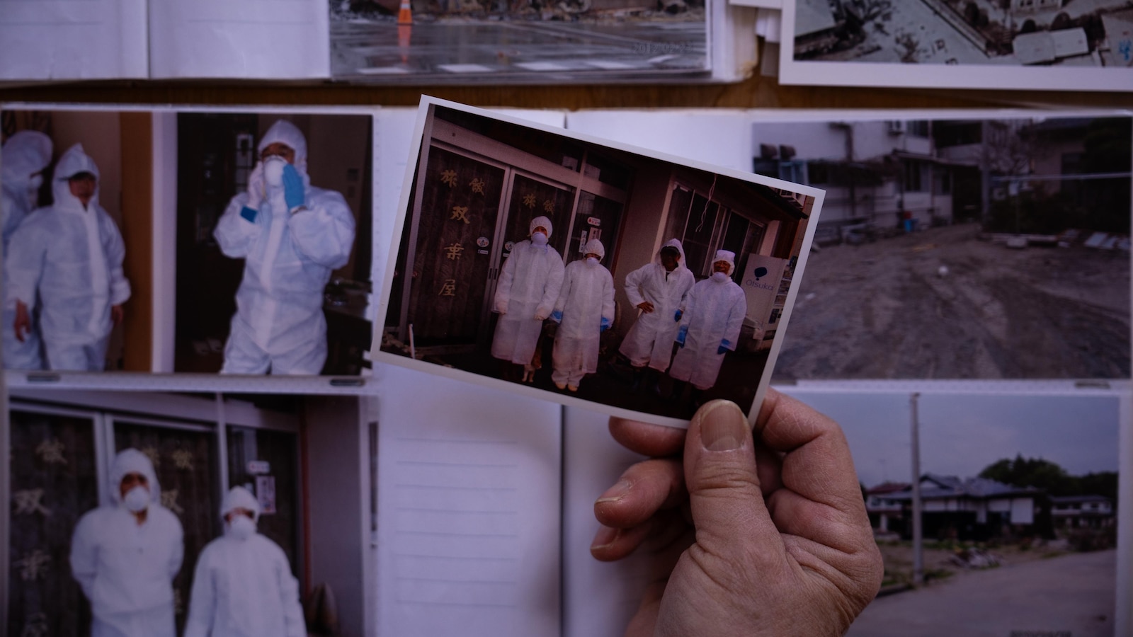 تُظهر الصورة صاحب فندق يقوم بقياس الإشعاع لإحياء مسقط رأسه في فوكوشيما