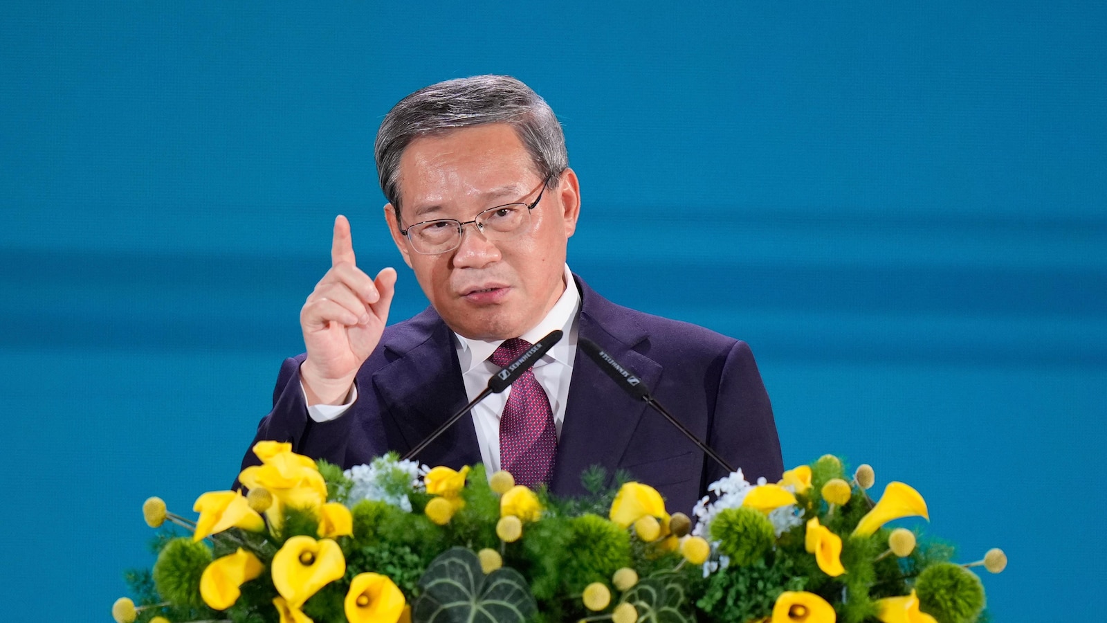私たちの議員は、まれな中国訪問で軍事対話を推進する
