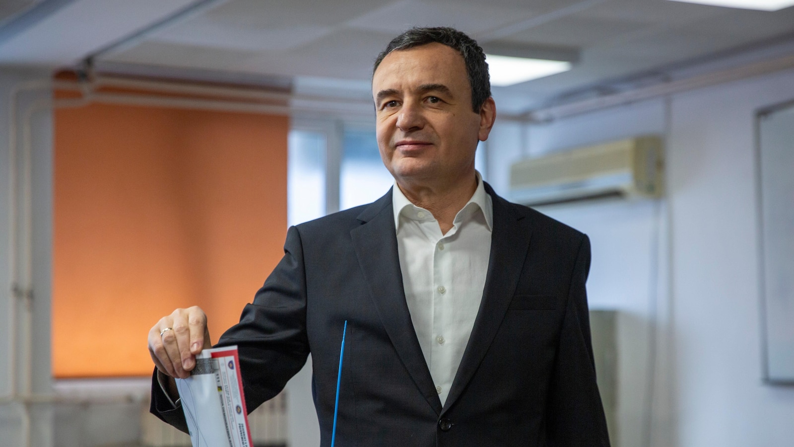 Новият парламент на Косово се свиква, бърза да избере ново правителство след задънена улица