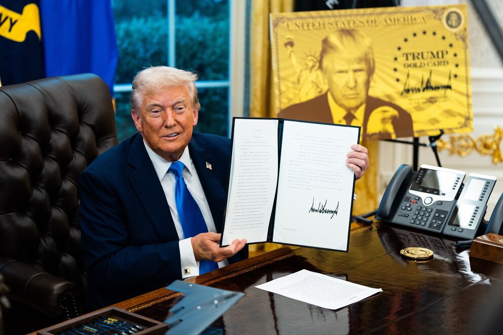 PHOTO: Donald Trump during the signing of executive orders in the Oval Office at the White House, September 19, 2025.