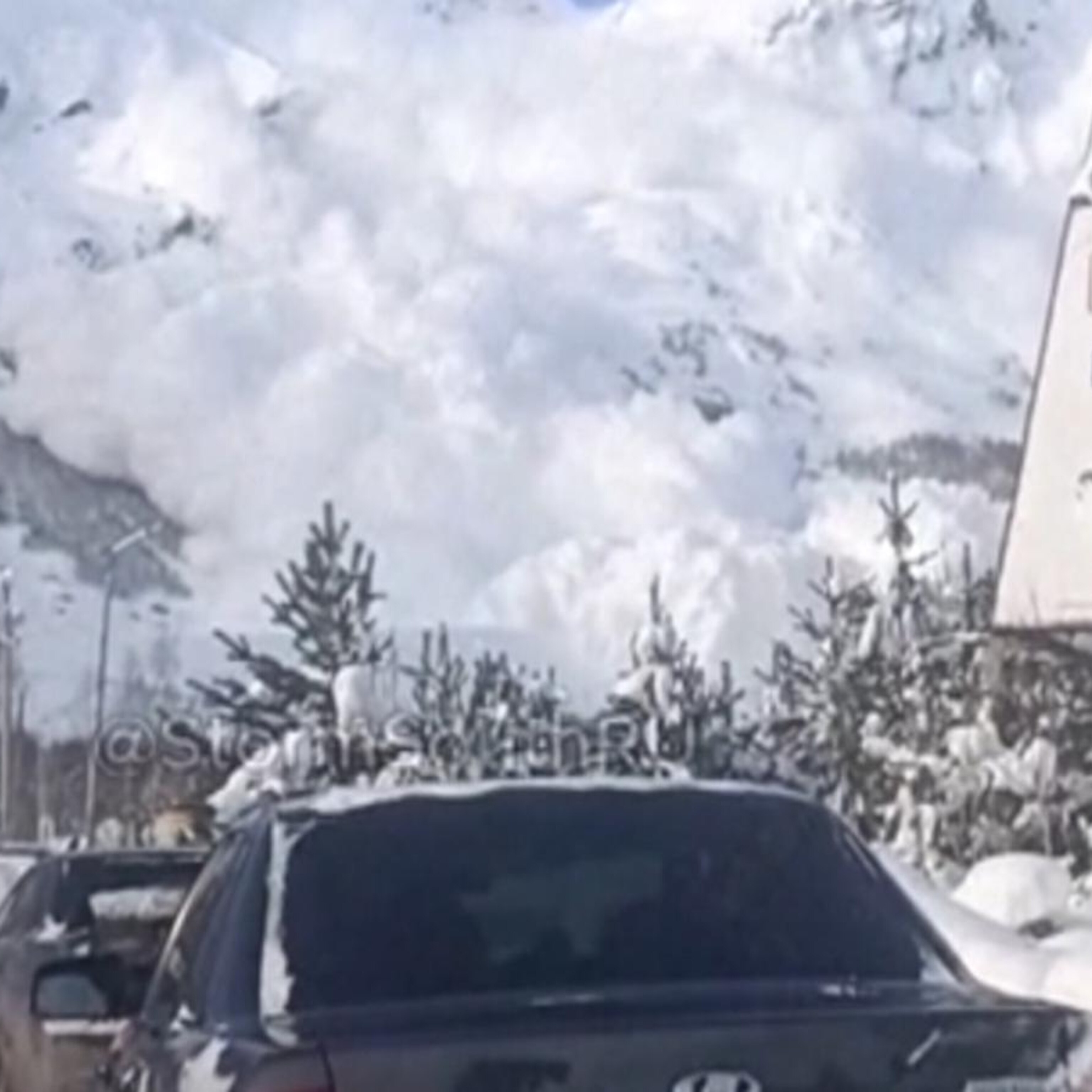 洋楽 Avalanche / Scratching at the surface Snowmobiler injured in large avalanche north of Yosemite National Park