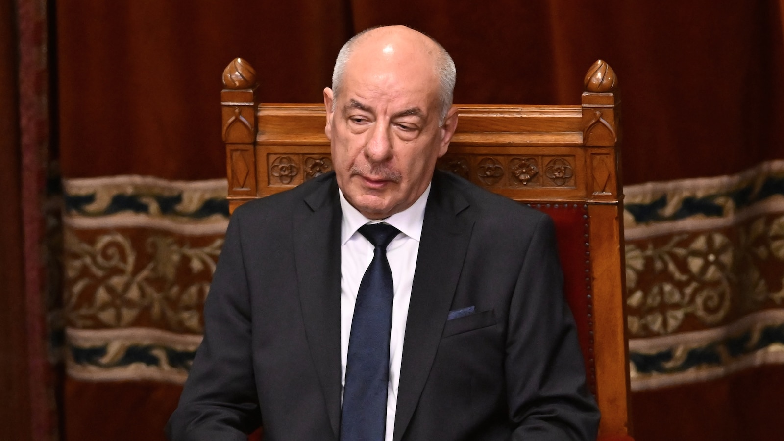 Ο Ούγγρος πρόεδρος υπογράφει συνταγματική τροποποίηση που θα τερματίσει τη θητεία του