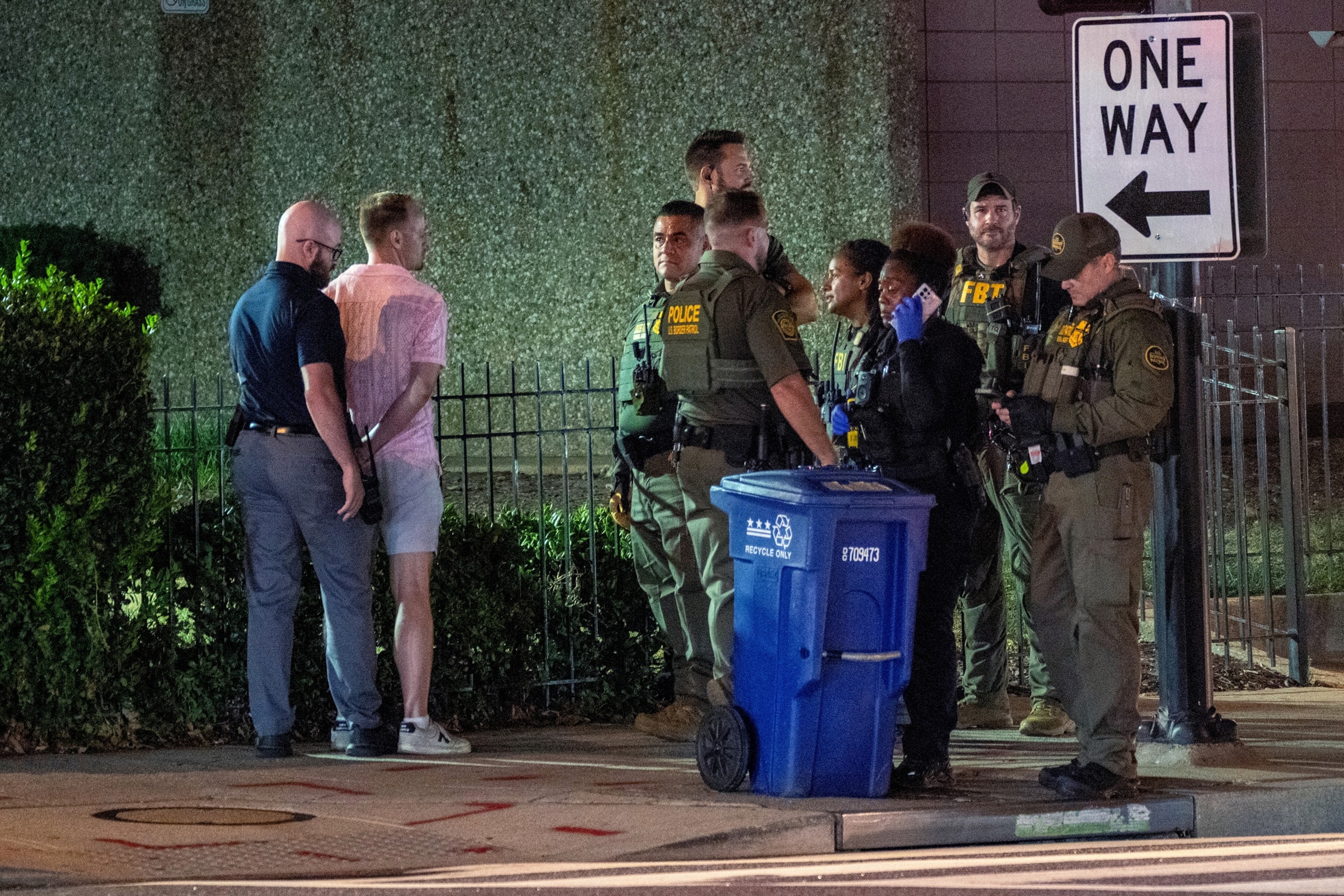 照片:2025 年 8 月 10 日,联邦调查局 (FBI) 和边境巡逻人员在华盛顿特区逮捕了涉嫌用三明治袭击执法人员的肖恩·查尔斯·邓恩 (Sean Charles Dunn)