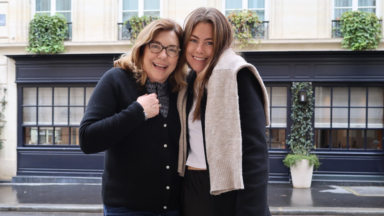 Daughter surprises mom at the airport with trip to Copenhagen, Paris(02)