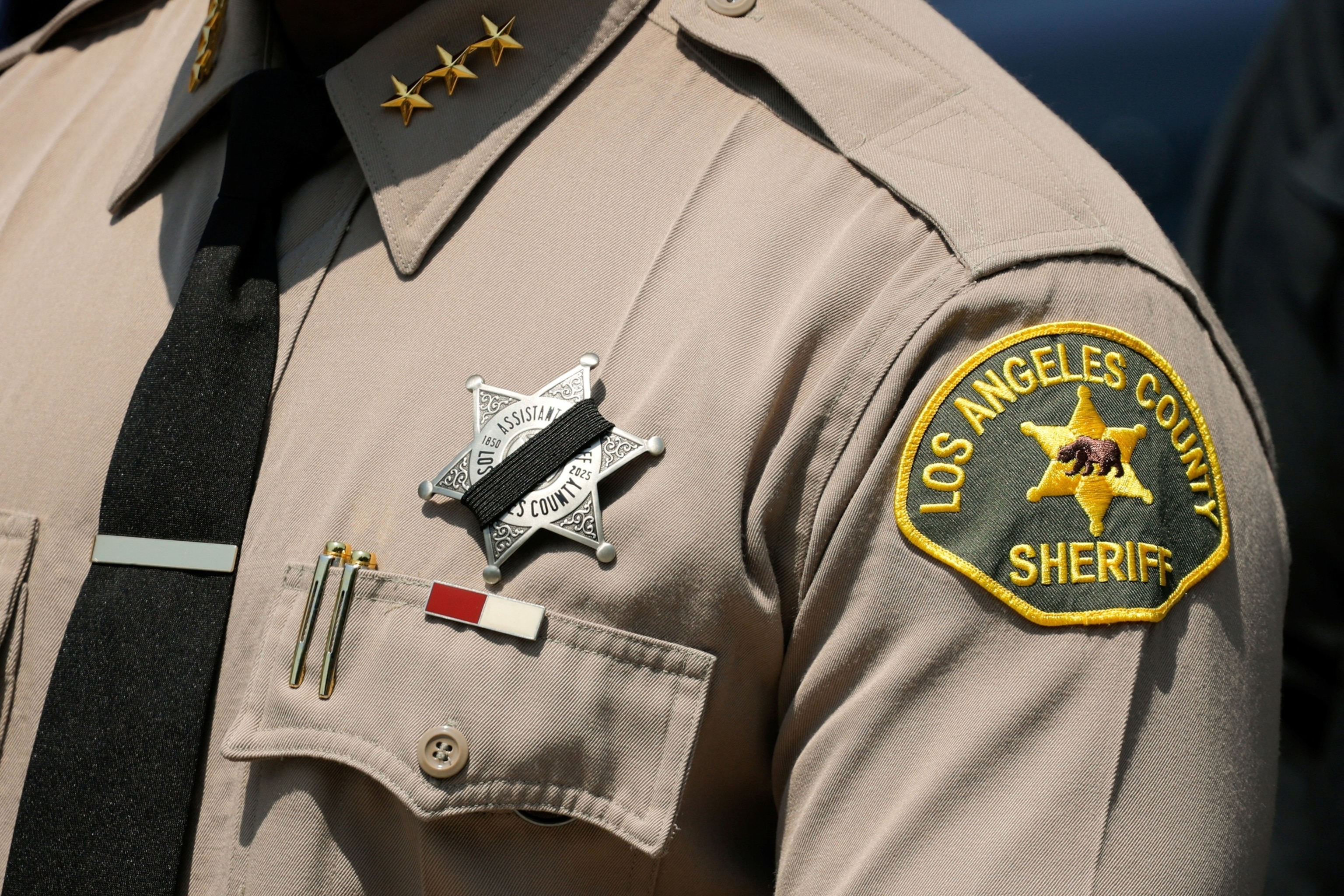 Photo: A sheriff of the Los Angeles County uses a badge with a black mourning band in honor of the officials killed after an explosion in the training installation of the Academy of the center of the department of the Sheriff of the County of the, in Los Angeles, July 18, 2025.