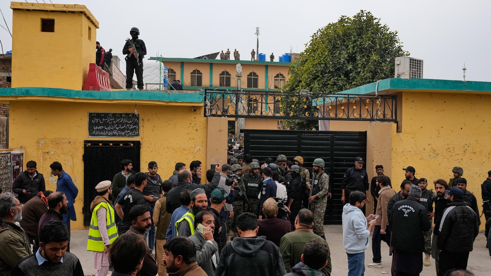 Пакистански служител каза че броят на загиналите от масивен бомбен