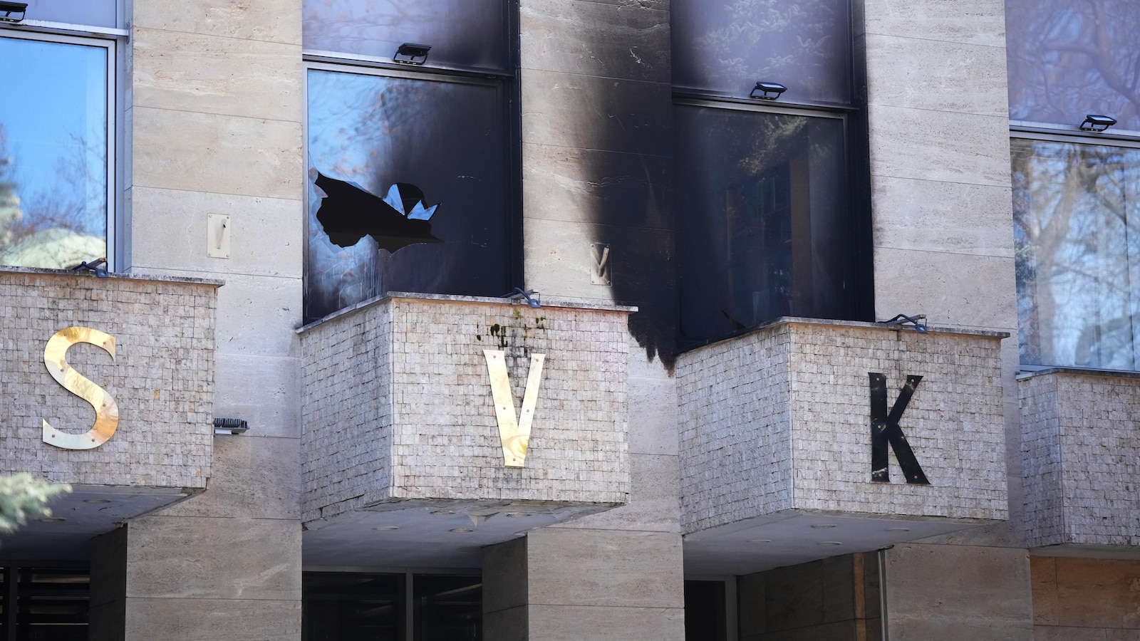 قالت الشرطة إن مهاجما مجهولا ألقى زجاجة مولوتوف على مركز روسي في براغ