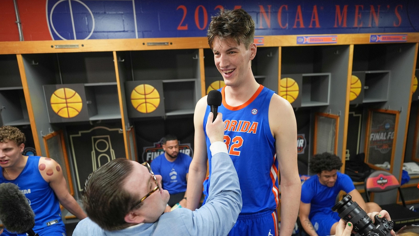 World's tallest teen, 7-foot-9 center Olivier Rioux, gives football a try at Florida