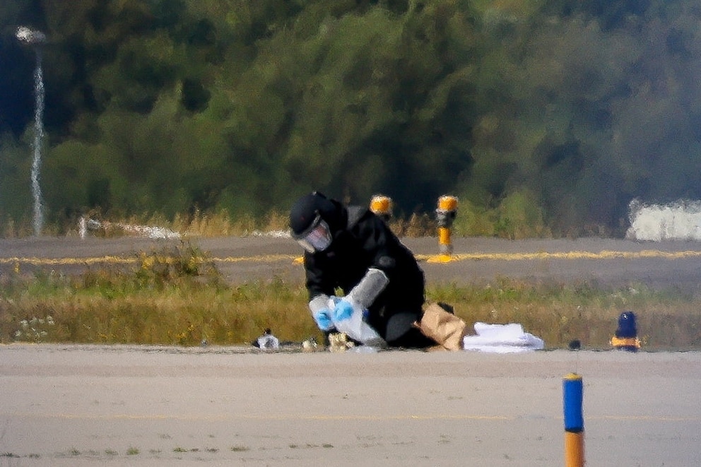 PHOTO: A police officer in protective clothing works at Leipzig/Halle Airport in Schkeuditz, Germany, August 5, 2026.