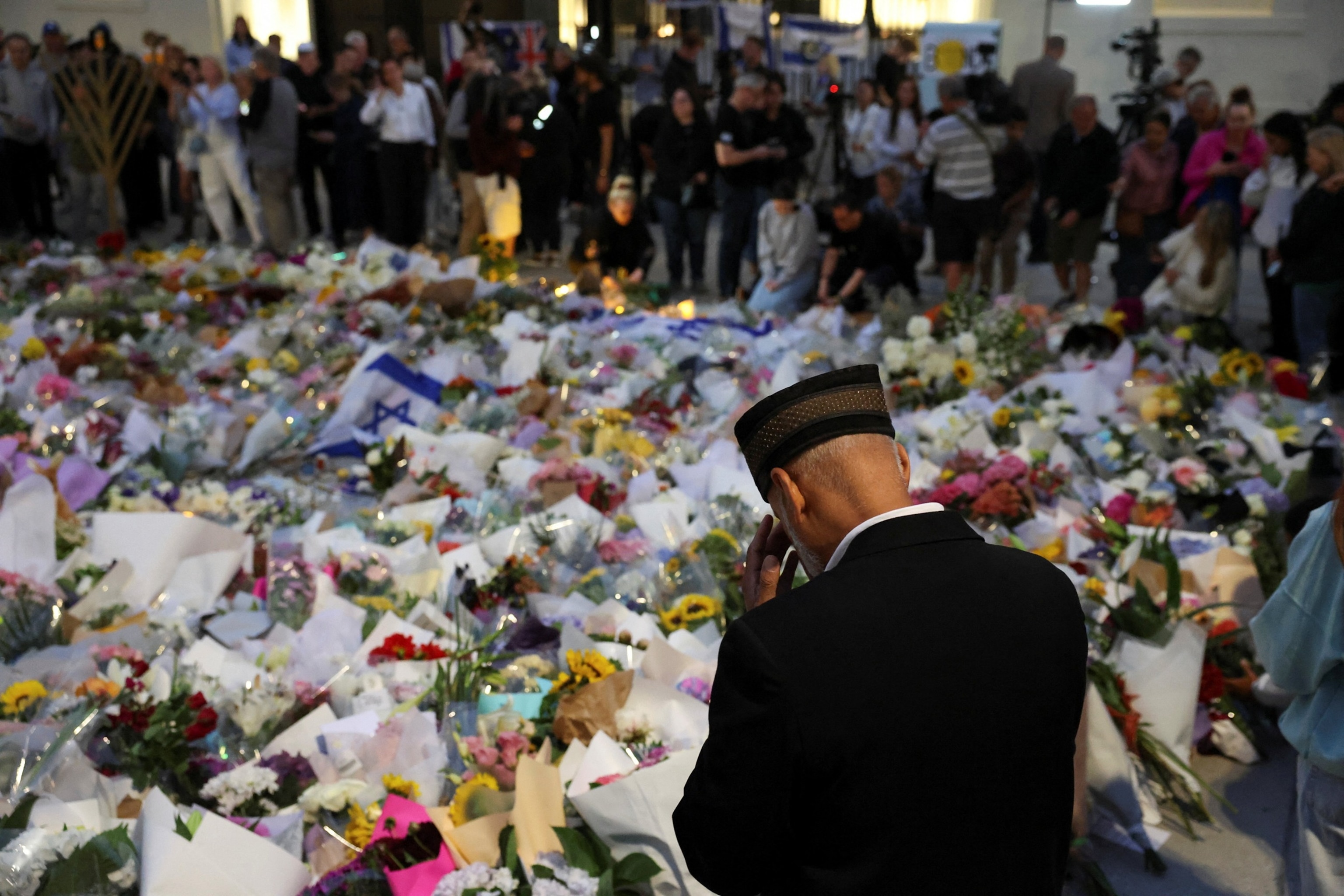 Father and Son Killed 15 at Bondi Beach Hanukkah Event After ISIS Pledge, Australian Police Say — image 3