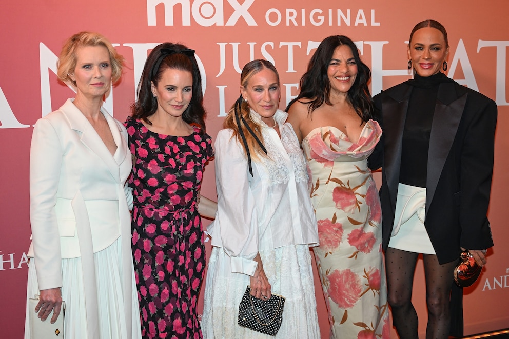 PHOTO: Cynthia Nixon, Kristin Davis, Sarah Jessica Parker, Sarita Choudhury and Nicole Ari Parker pose for pictures during a photocall for a preview of the TV series "And Just Like That" in Paris, May 28, 2025.