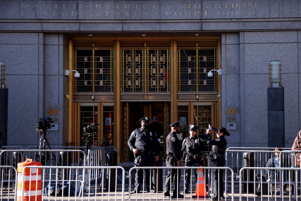 PHOTO: New York City Police Department (NYPD) officers outside the Daniel Patrick Moynihan Federal Courthouse in New York on Oct. 15, 2026.