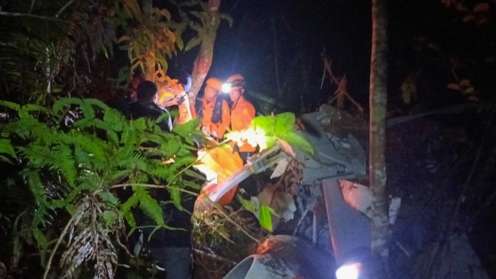 Bij een helikoptercrash op het Indonesische eiland Borneo komen acht mensen om het leven