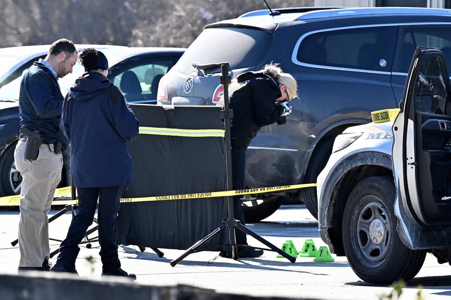 车管所外爆发致命枪击！三人当场殒命，19岁嫌犯浮出水面