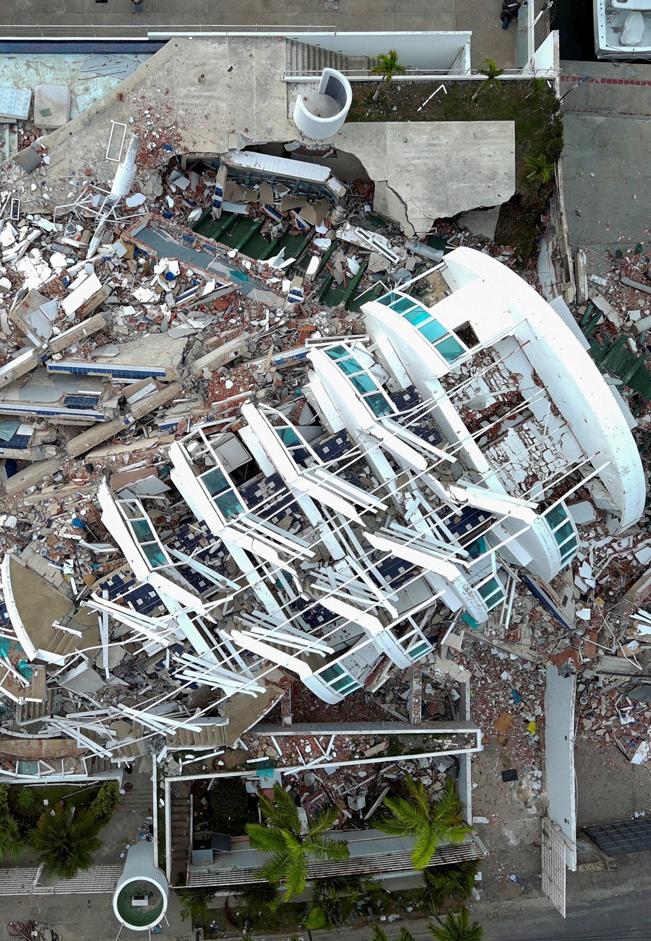 PHOTO: Aftermath of earthquakes in La Guaira