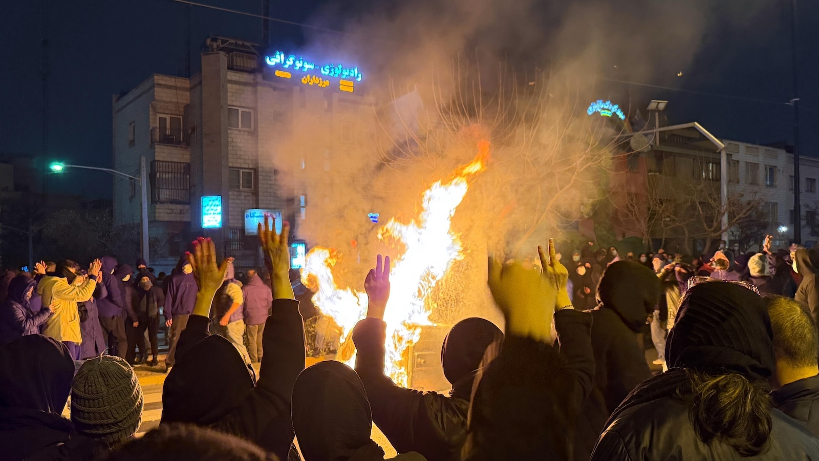 37 годишната иранска козметичка марширува с приятелите си по улиците