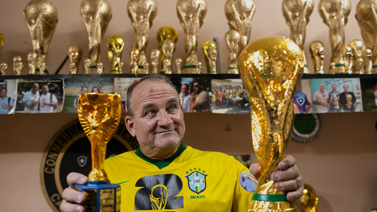 يقوم الحرفيون البرازيليون بتقليد كأس العالم لكأس العالم لإسعاد السكان المحليين والمشاهير