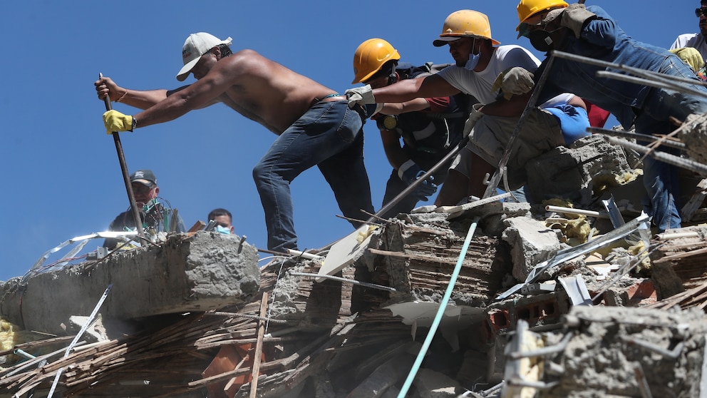 Rescuers call for silence around earthquake rubble as window for survival narrows in Colombia - ABC News