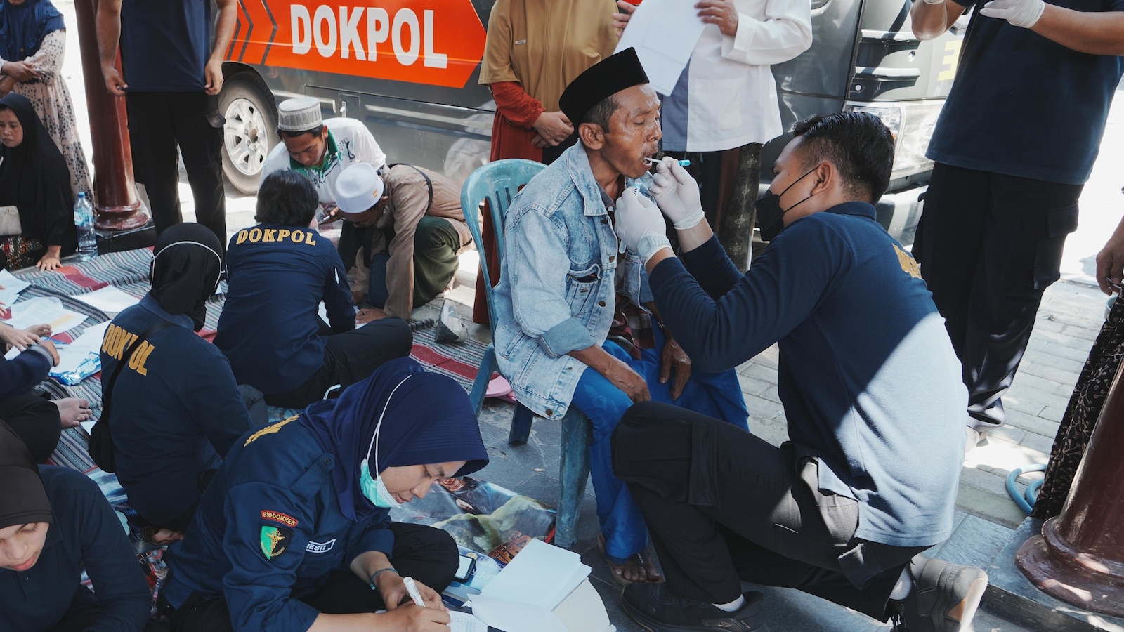 Heavy Machinery Deployed in Indonesia School Collapse Search as Hope Fades for 59 Missing Students