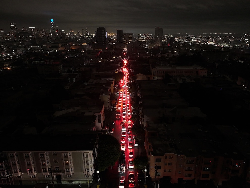 A view of traffic from above as more than 130,000 PG&E customers were without power in San Francisco, California, United States on Dec. 20, 2025.