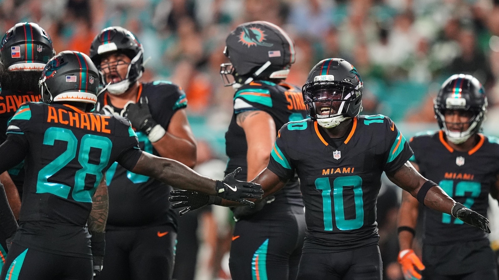 Dolphins' Tyreek Hill Suffers Season-Ending Dislocated Knee, Torn ACL Against Jets