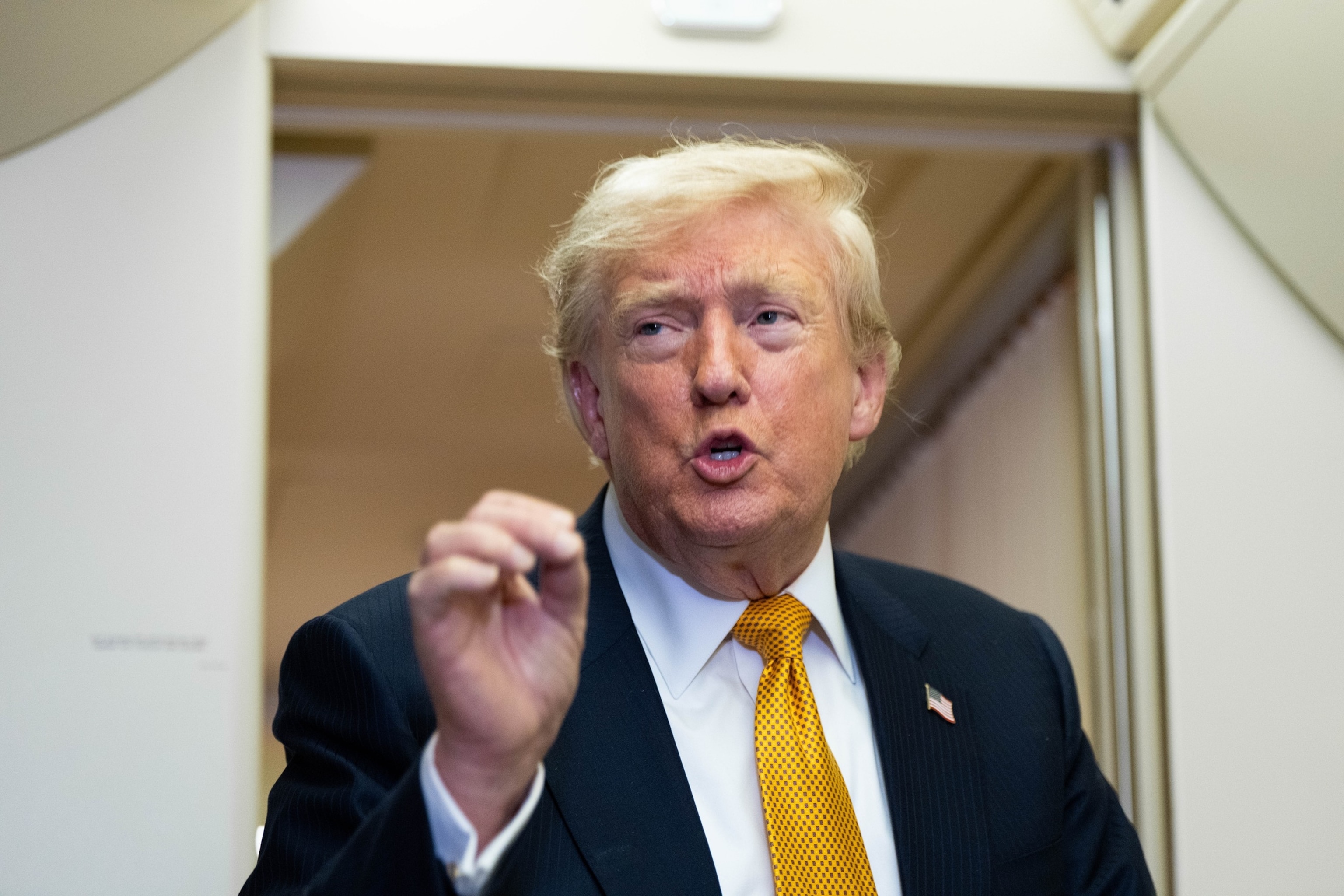 Juez remite a los abogados de Trump para posible acción disciplinaria sobre demanda del IRS