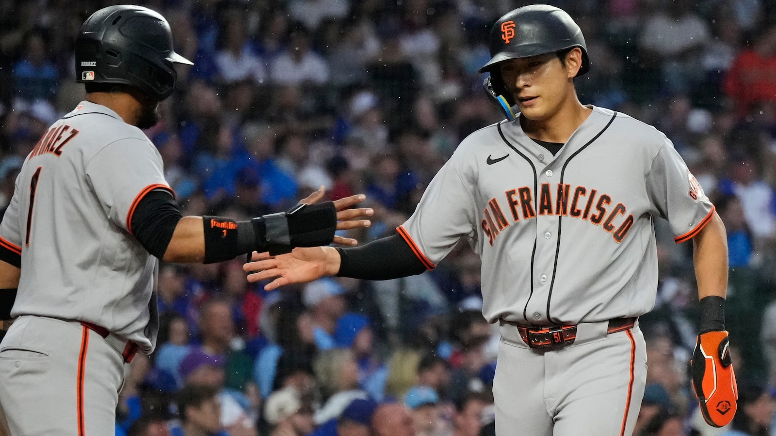 Chapman’s 10th-inning single gives the Giants a 2-1 win over the Cubs