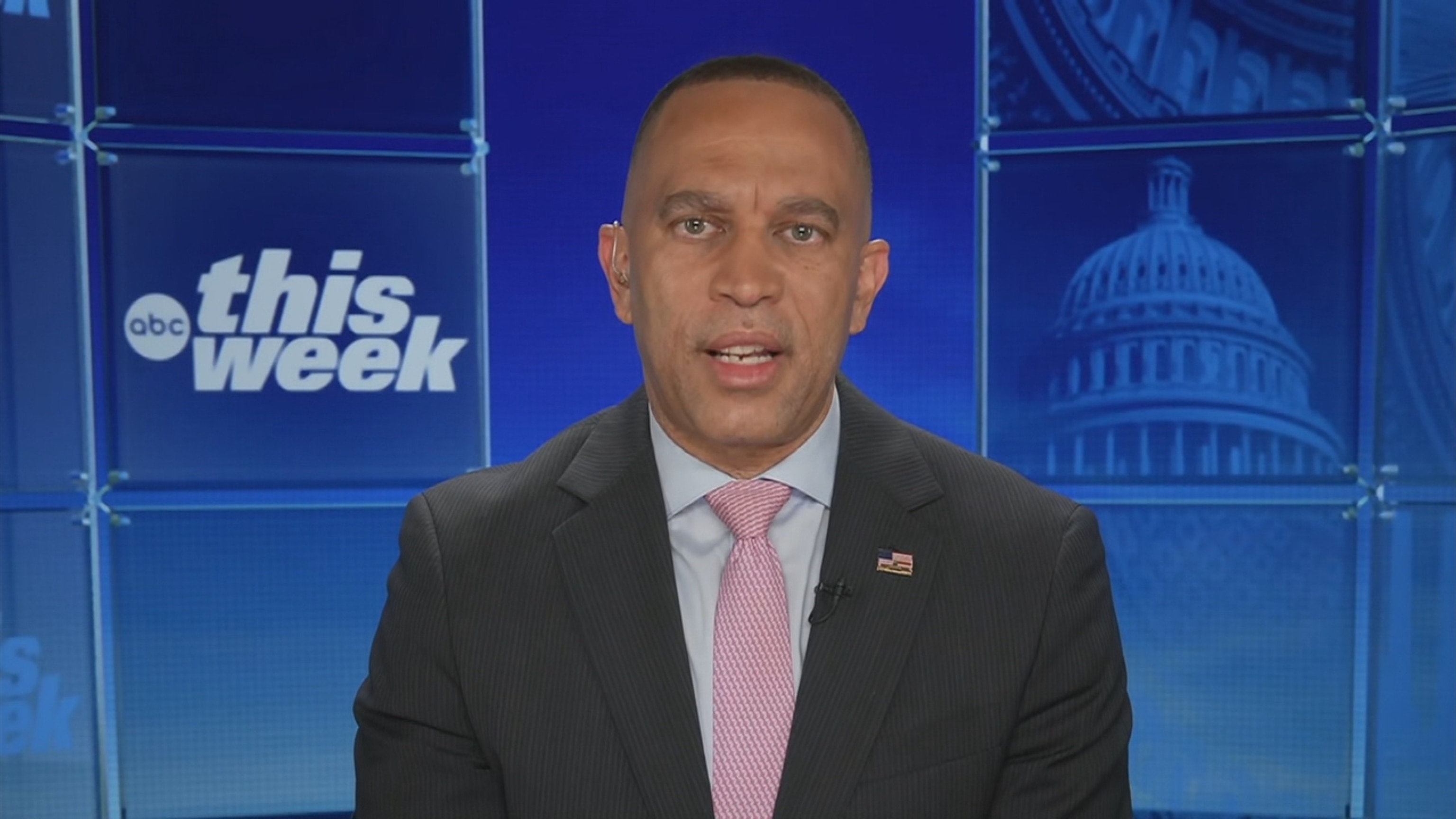 जेफ़रीज़ ‘आभारी’ अमेरिकी वायुसैनिक को बचा लिया गया लेकिन ‘लापरवाह और महंगे युद्ध’ की आलोचना करते हैं