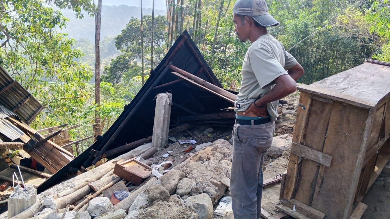 Photo: abcnews.com Magnitude 7.7 Earthquake Strikes Indonesia, Collapsing Buildings and Killing at Least Two