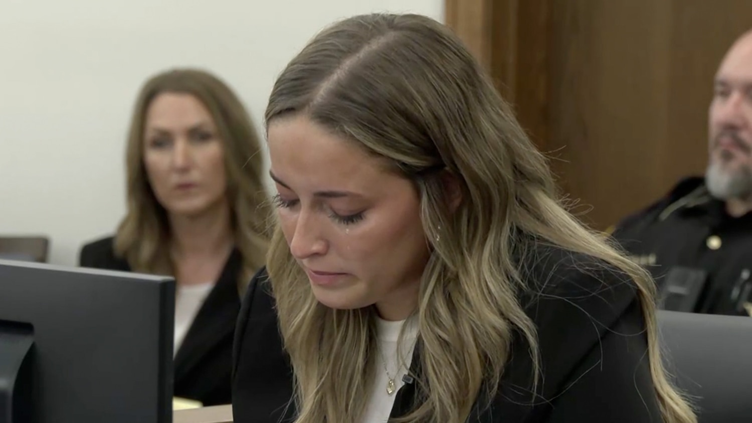 Ex-mistress gets emotional reading texts during testimony in former 'American Idol' contestant's murder trial - ABC News