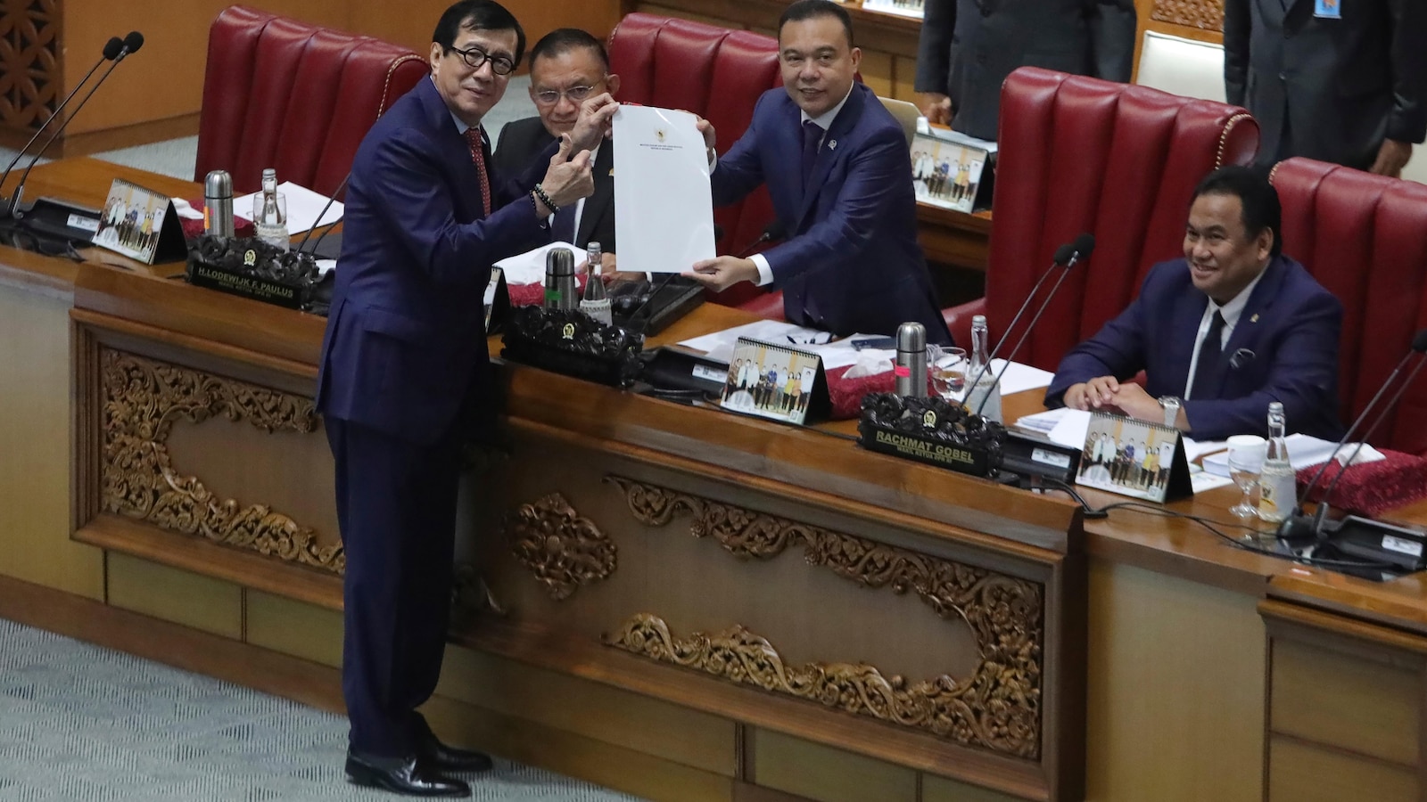 Индонезия започна да прилага своя новоратифициран наказателен кодекс заменяйки наказателен