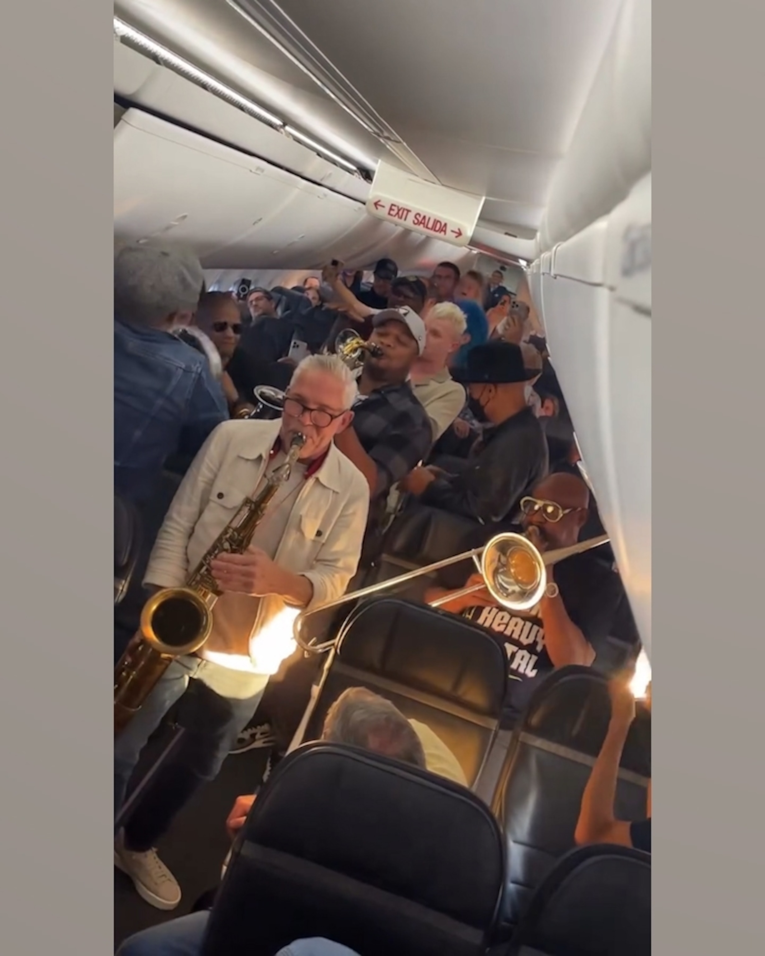 Video Jazz band turns delayed flight into live concert - ABC News