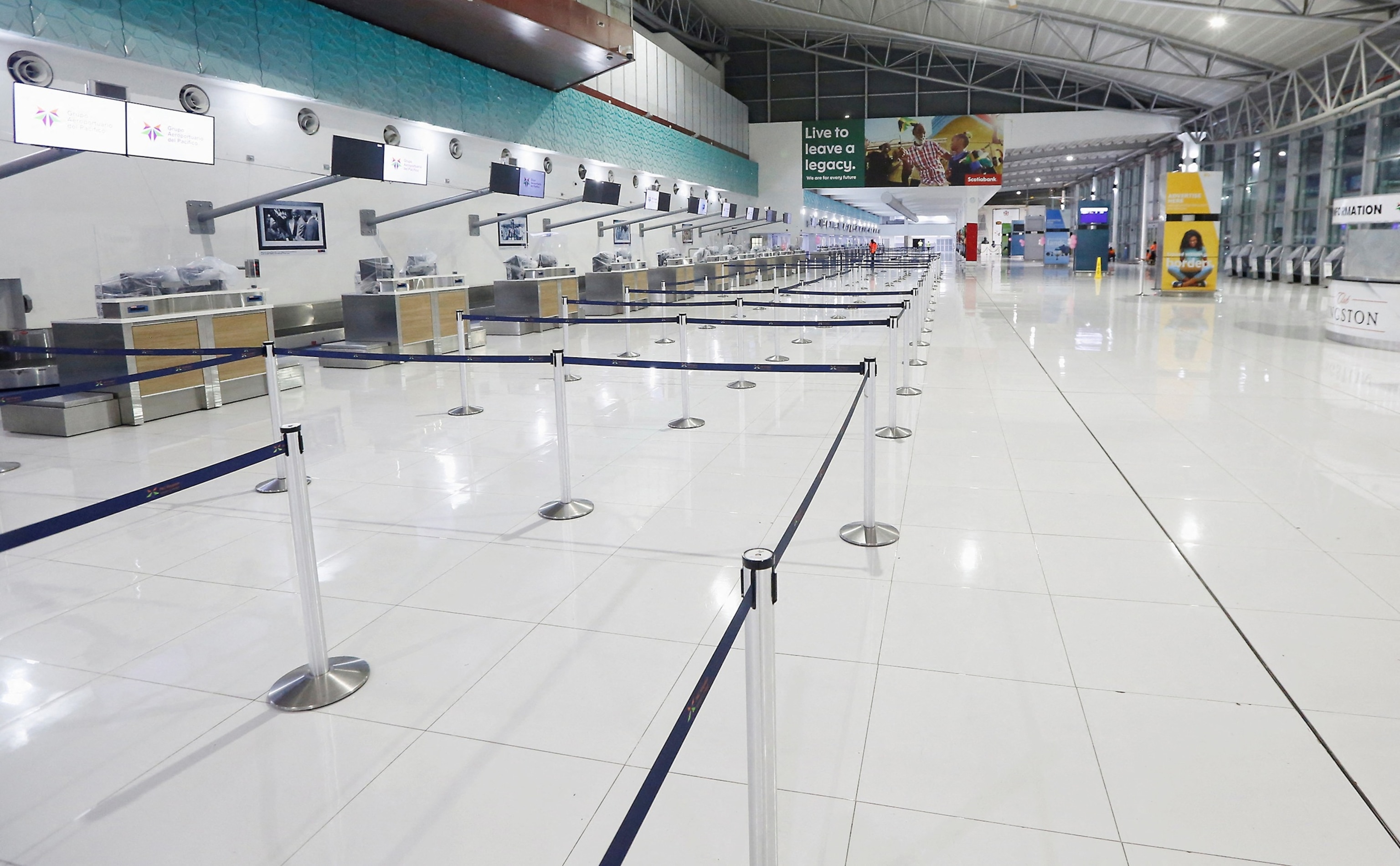 FOTO: Mostradores vacíos en el aeropuerto, en preparación para la llegada del huracán Melissa, en Kingston