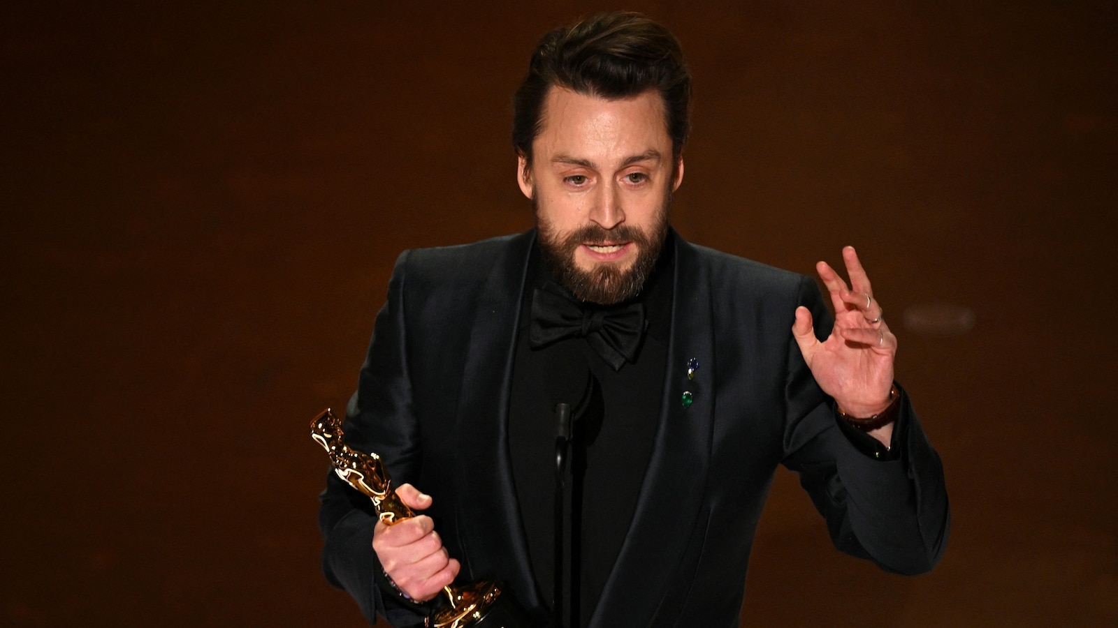Kieran Culkin delivers hilarious speech about having 4 kids with wife Jazz after Oscar win