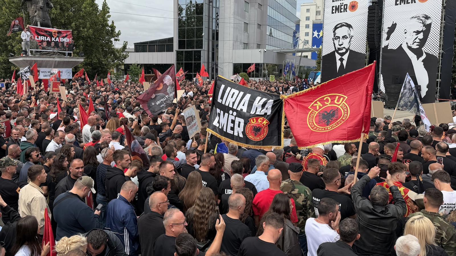 Косовски протестиращи се събраха в подкрепа на бившия президент преди съдебната присъда за военни престъпления