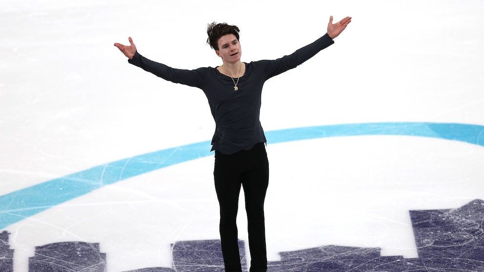 Figure skater makes U.S. Winter Olympic team after losing both parents in DC plane crash