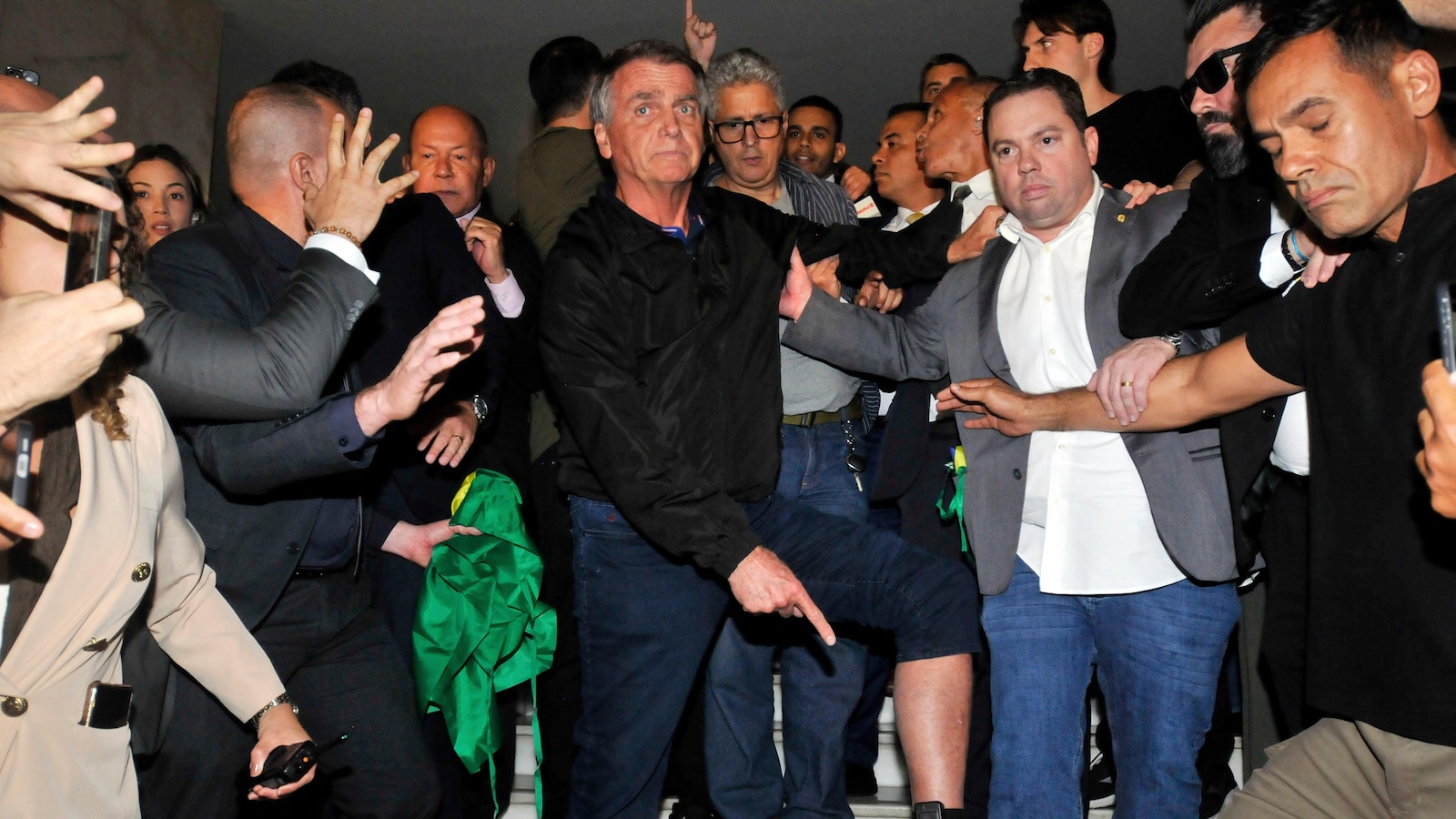 Семейството на бившия бразилски президент Жаир Болсонаро казва че той