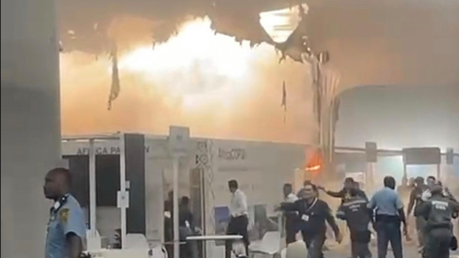 El fuego obliga a evacuar en las conversaciones de la ONU sobre el clima en Brasil, con 13 personas afectadas por el humo