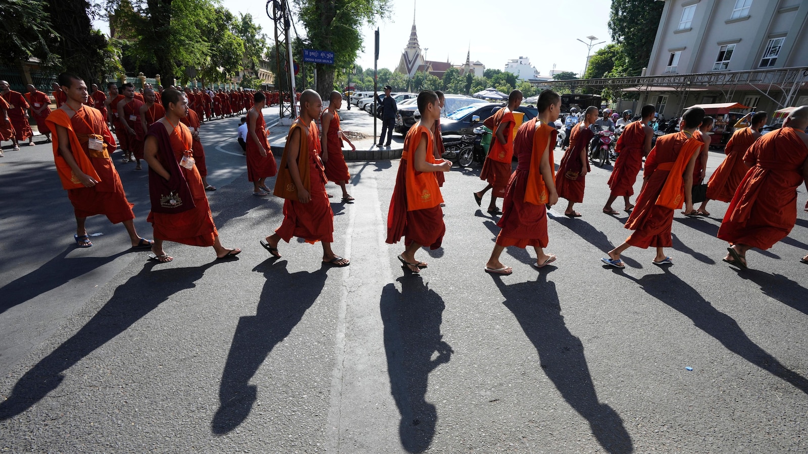 Hundreds of Buddhist monks in Cambodia gather to praise ceasefire with Thailand and mourn the dead